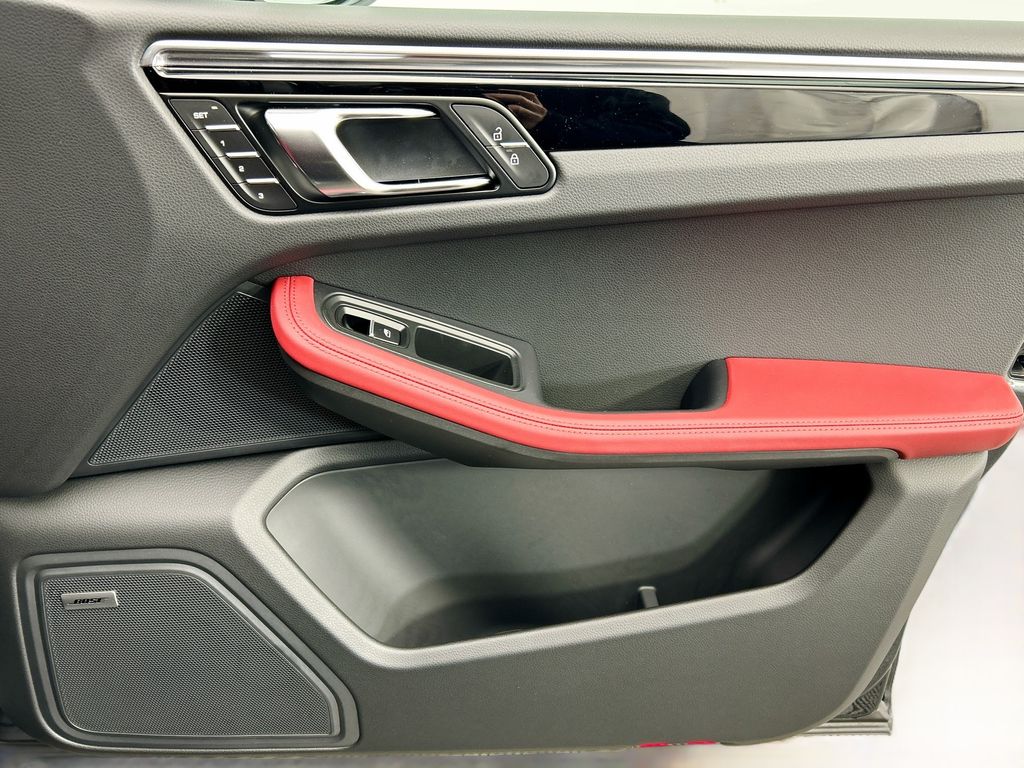 Thumbnail: 2026 Porsche Macan - 26