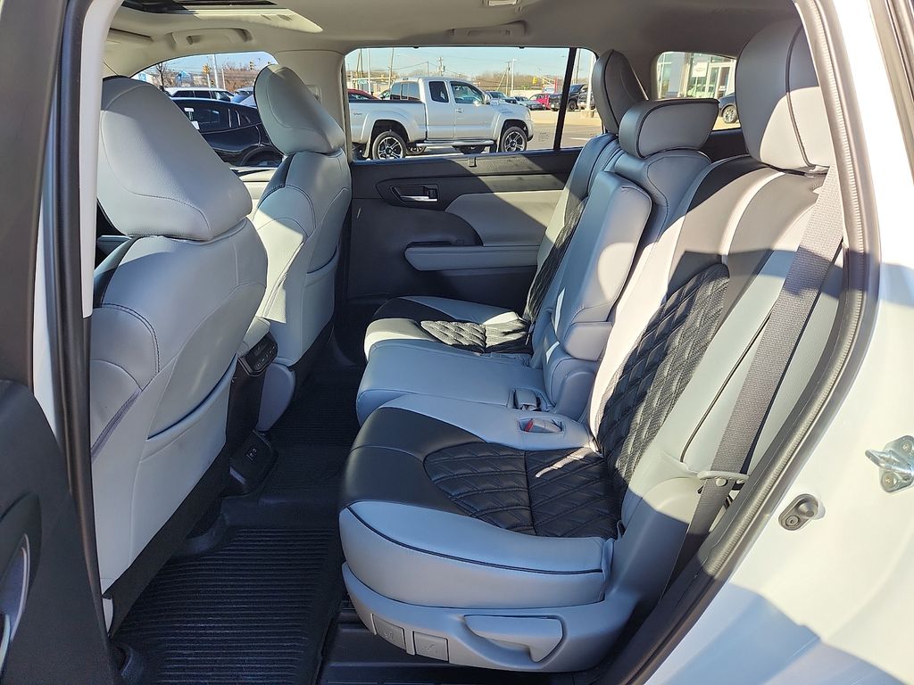 Thumbnail: 2021 Toyota Highlander - 10