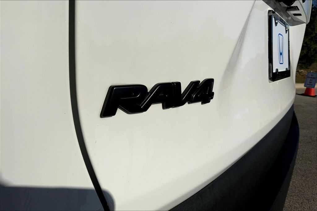 2021 Toyota RAV4 LE 31