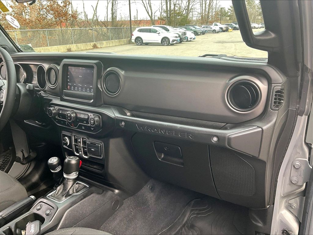 2023 Jeep Wrangler — photo 13