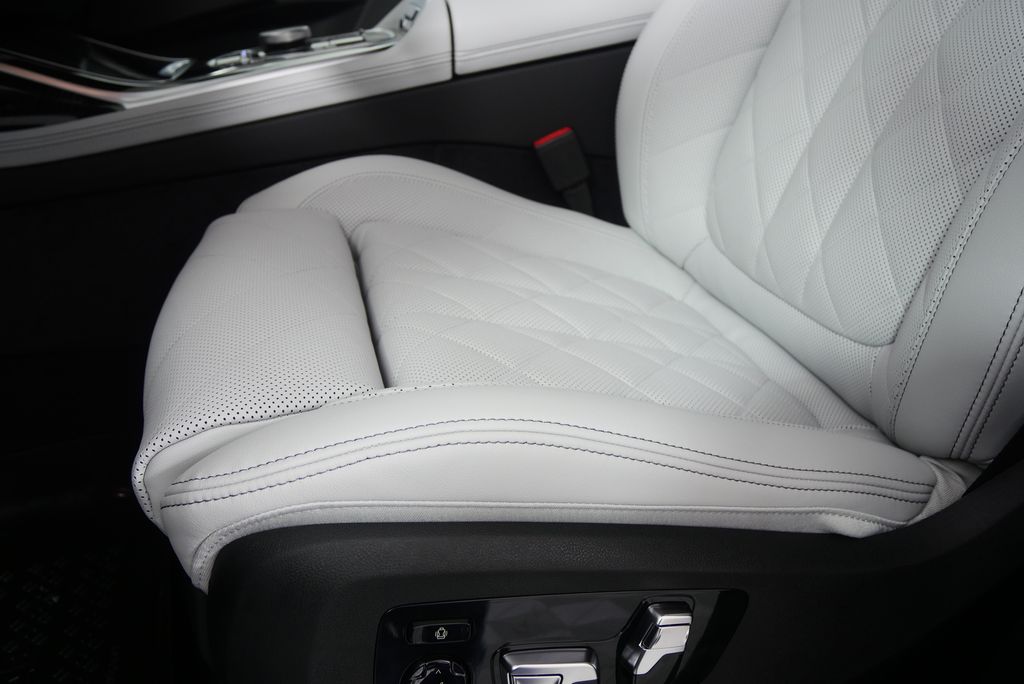 Thumbnail: 2026 BMW X7 - 10