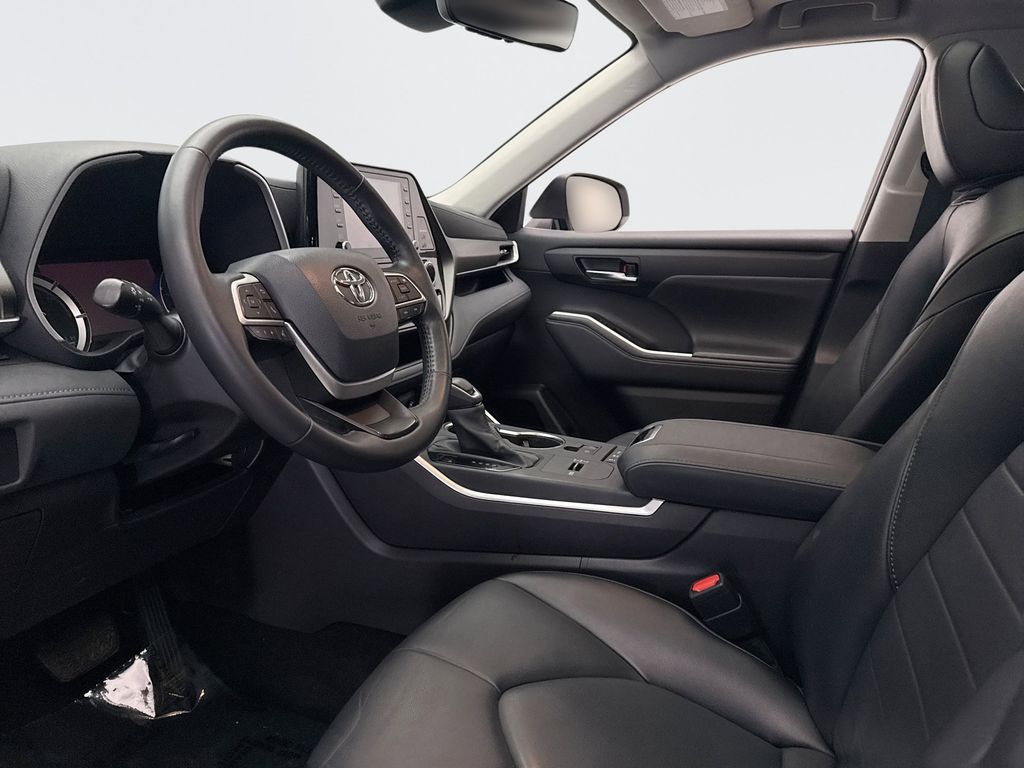 Thumbnail: 2022 Toyota Highlander - 10