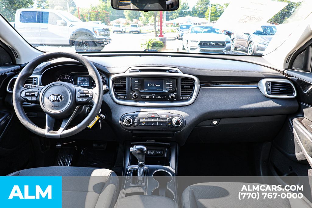Used 2018 Black Kia L image 29