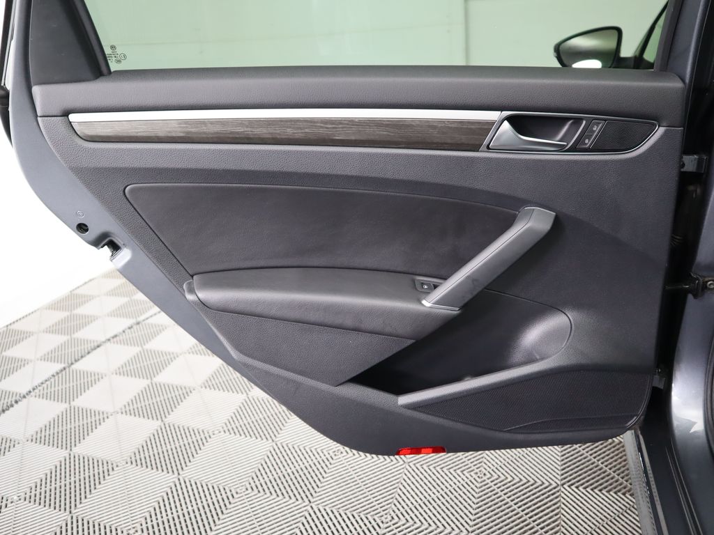 2017 Volkswagen Passat SE 25