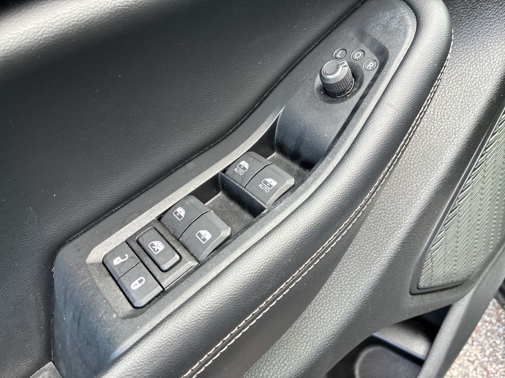 Used 2023 Silver Jeep Laredo image 29