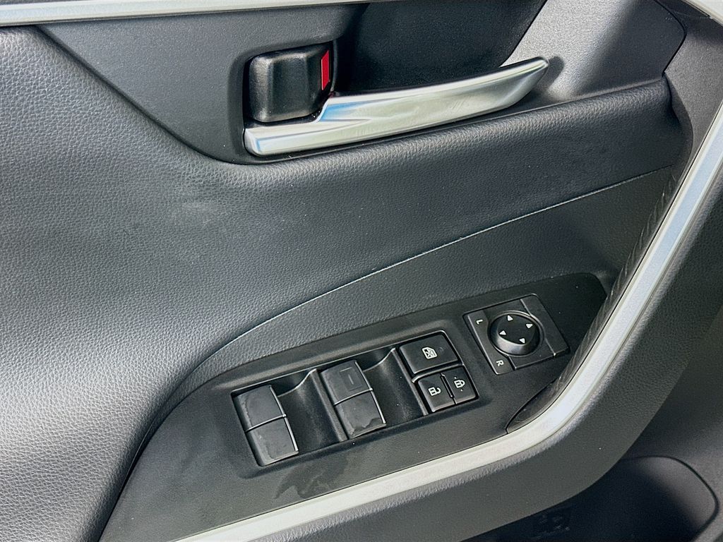 Thumbnail: 2021 Toyota RAV4 - 18