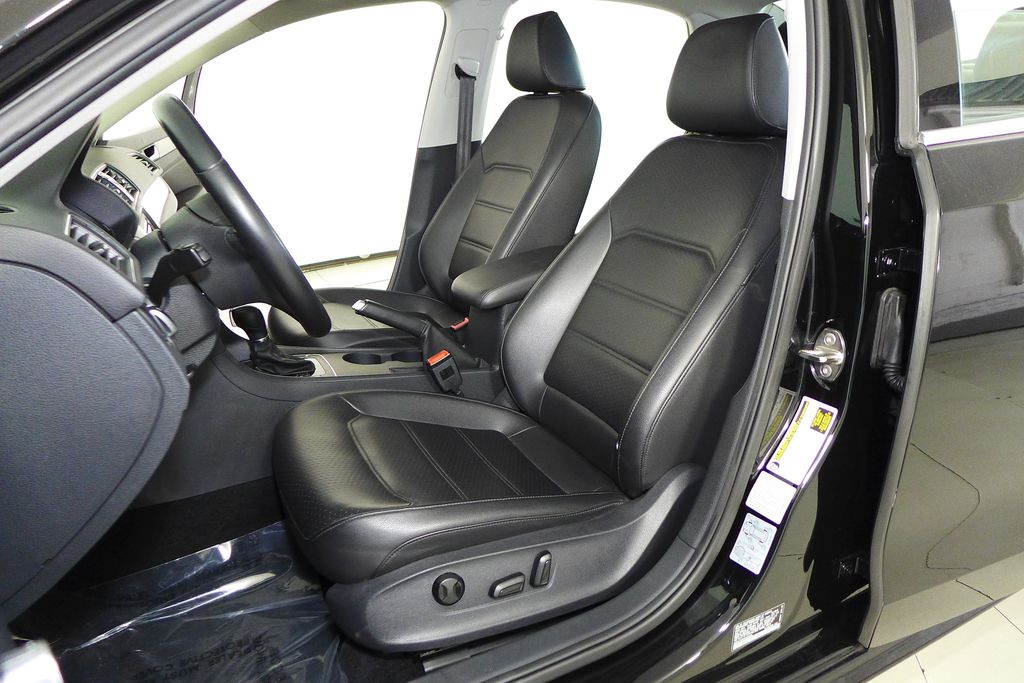 Thumbnail: 2015 Volkswagen Passat - 21