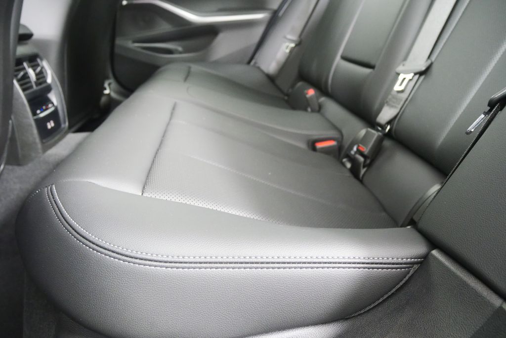 Thumbnail: 2025 BMW 3 Series - 14