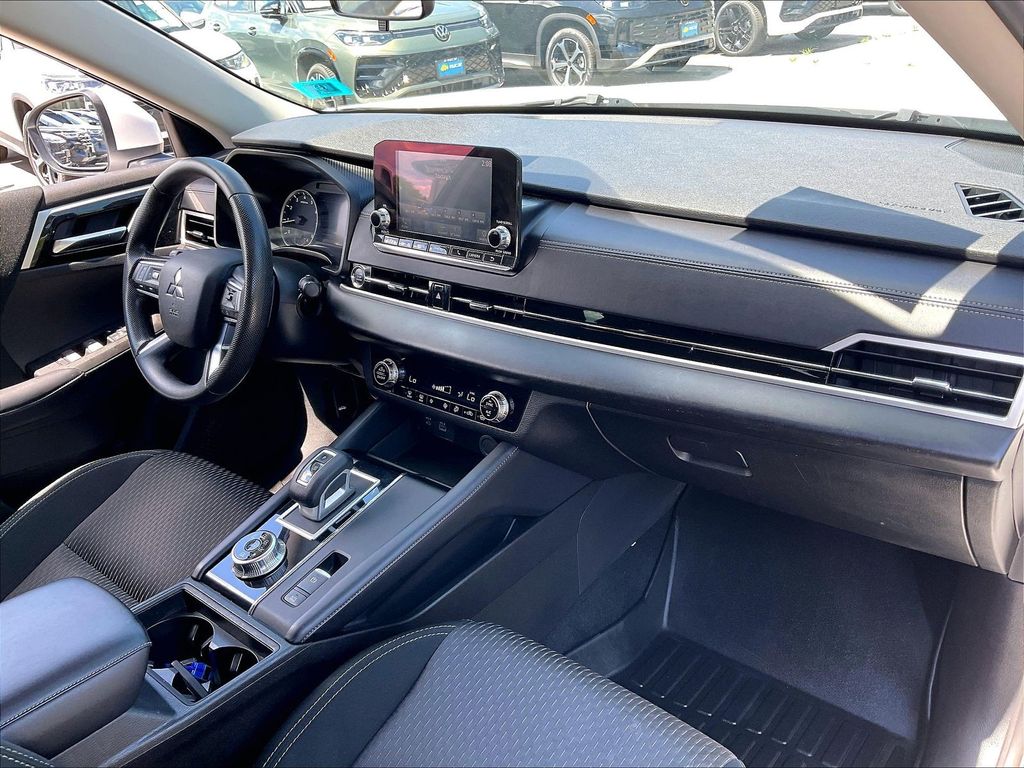2023 Mitsubishi Outlander — photo 13