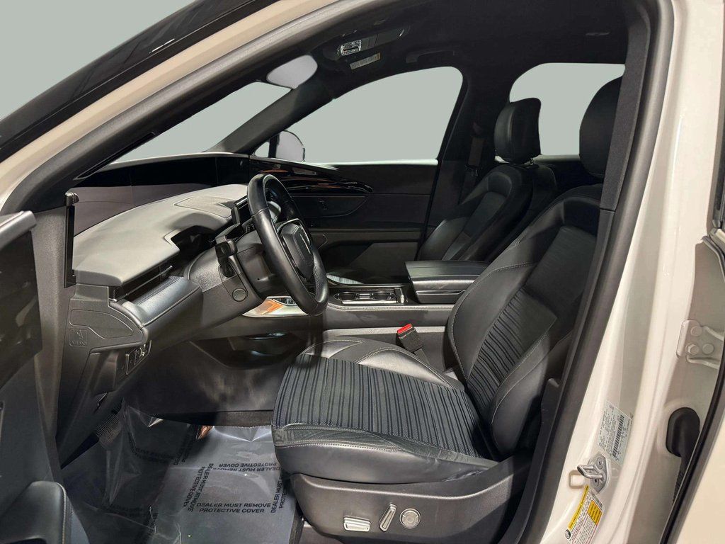 Certified Used 2024 White Platinum Metallic Tri-Coat Lincoln Reserve image 5