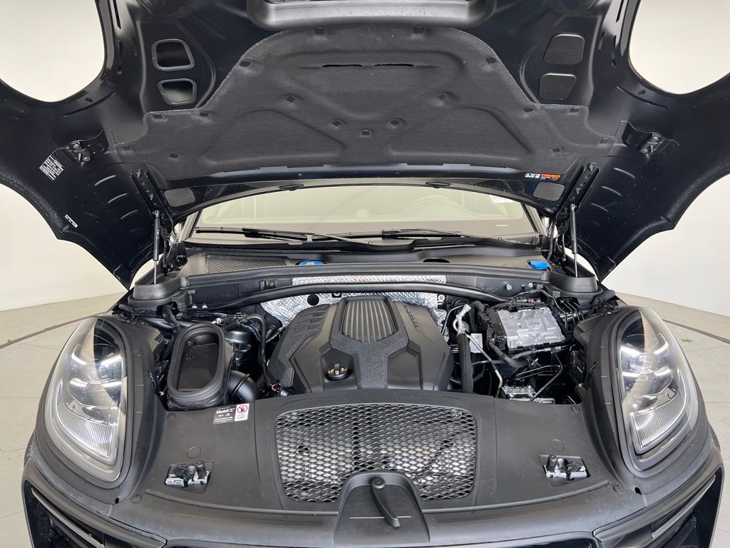 2025 Porsche Macan  25