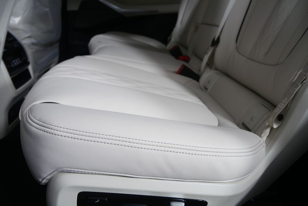 Thumbnail: 2026 BMW X7 - 14