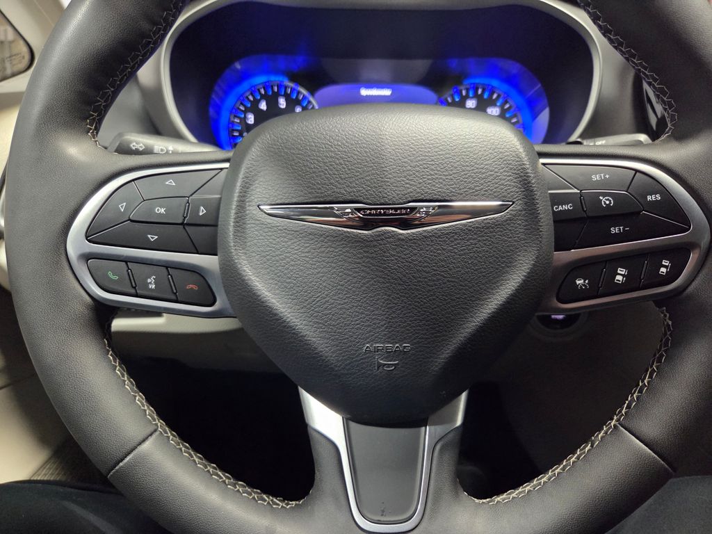 2023 Chrysler Pacifica Touring L photo