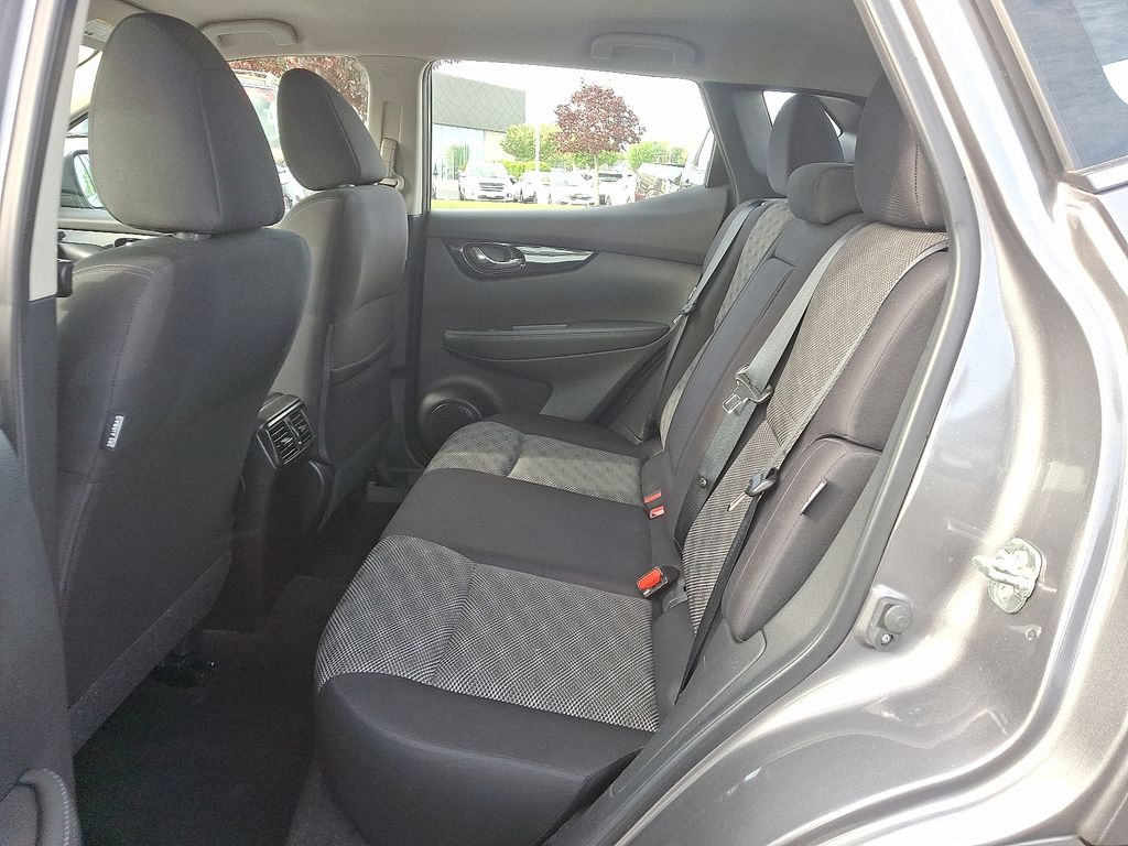 2022 Nissan Rogue Sport SV 10