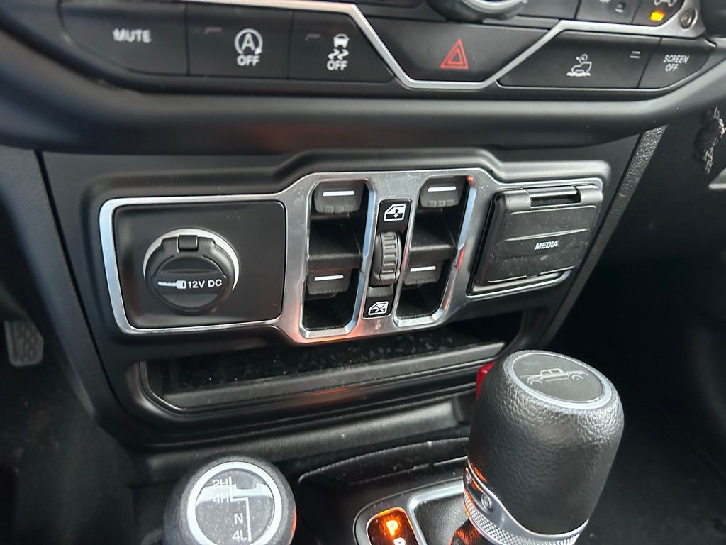 Thumbnail: 2021 Jeep Gladiator - 25