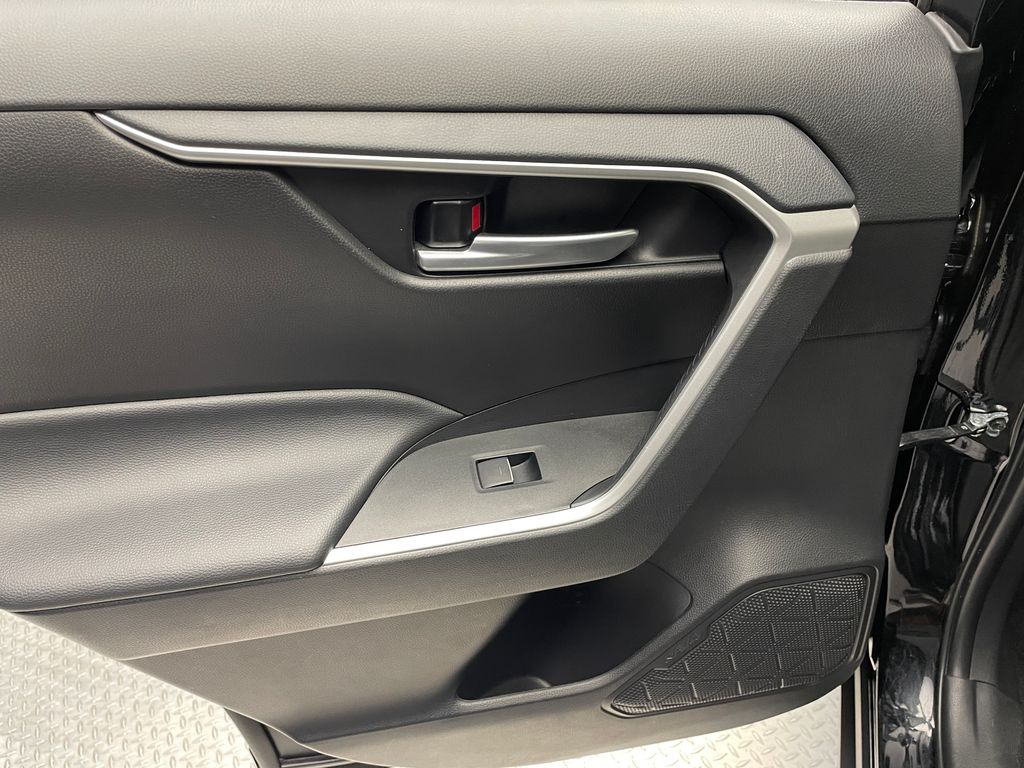 2024 Toyota RAV4 XLE 32