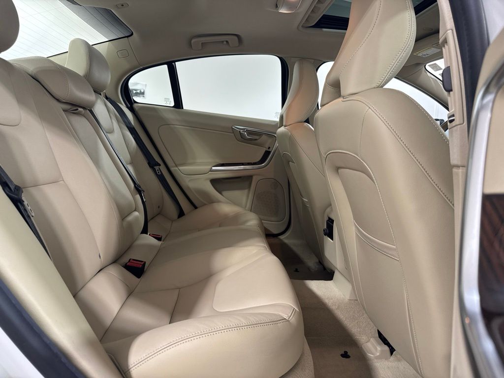 Used 2015 White Volvo T5 Premier image 25