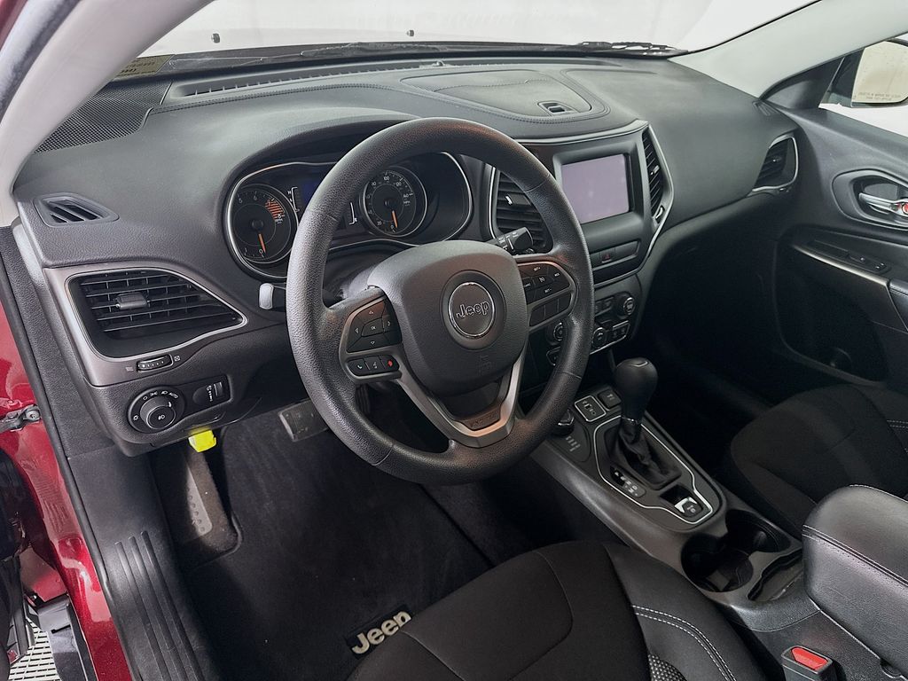 Used 2019 Red Jeep Latitude image 31