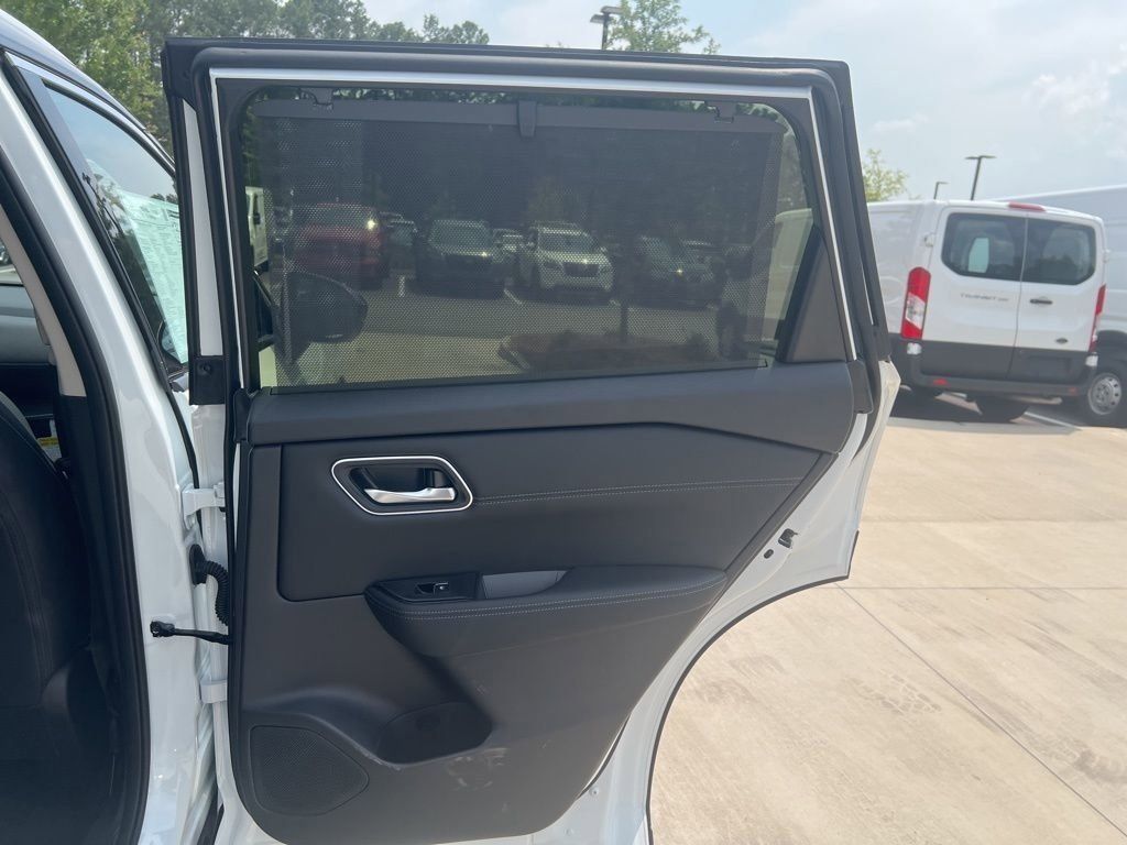 2025 Everest White Pearl/Super Black Nissan Rogue Platinum FWD SUV
