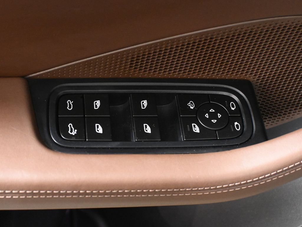 Thumbnail: 2025 Porsche Macan - 32