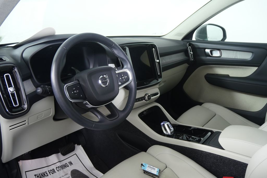 Thumbnail: 2025 Volvo XC40 - 12