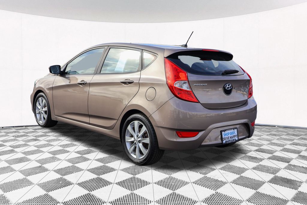 2012 Hyundai Accent SE 10