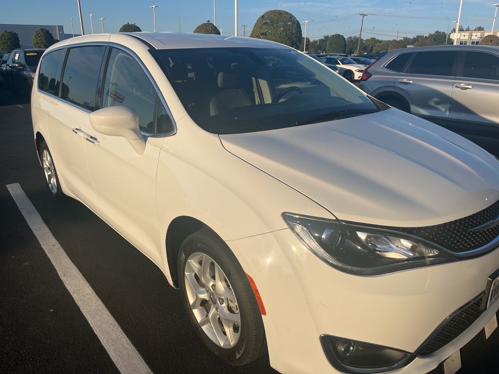 Thumbnail: 2018 Chrysler Pacifica - 3