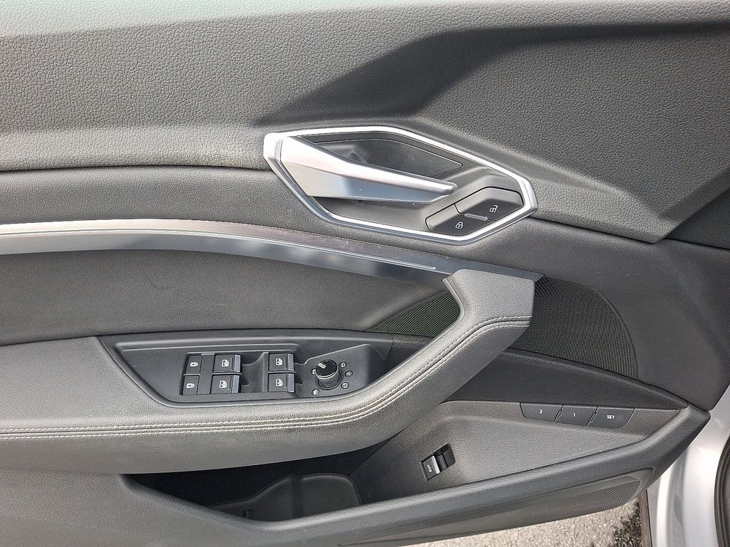 Thumbnail: 2021 Audi e-tron GT - 12