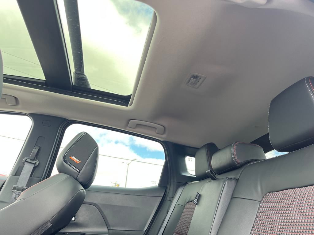2025 Nissan Kicks SR photo