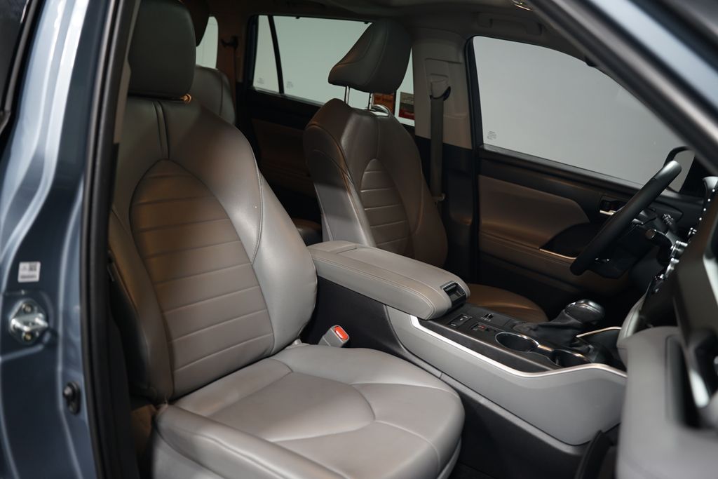 2021 Toyota Highlander XLE 27