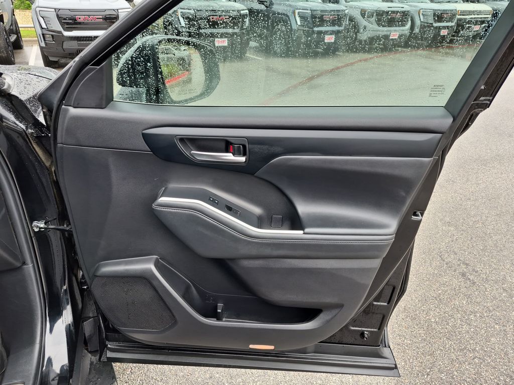 Used Car 2022 Toyota Highlander  Xle For Sale Under $30,000 In Austin, Texas