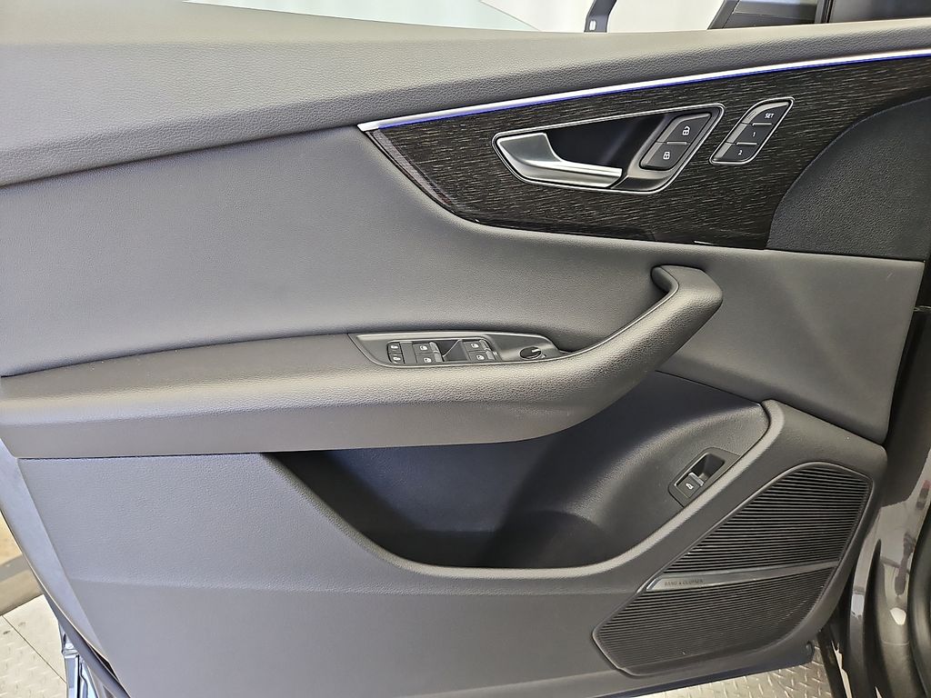 Thumbnail: 2021 Audi Q8 - 13