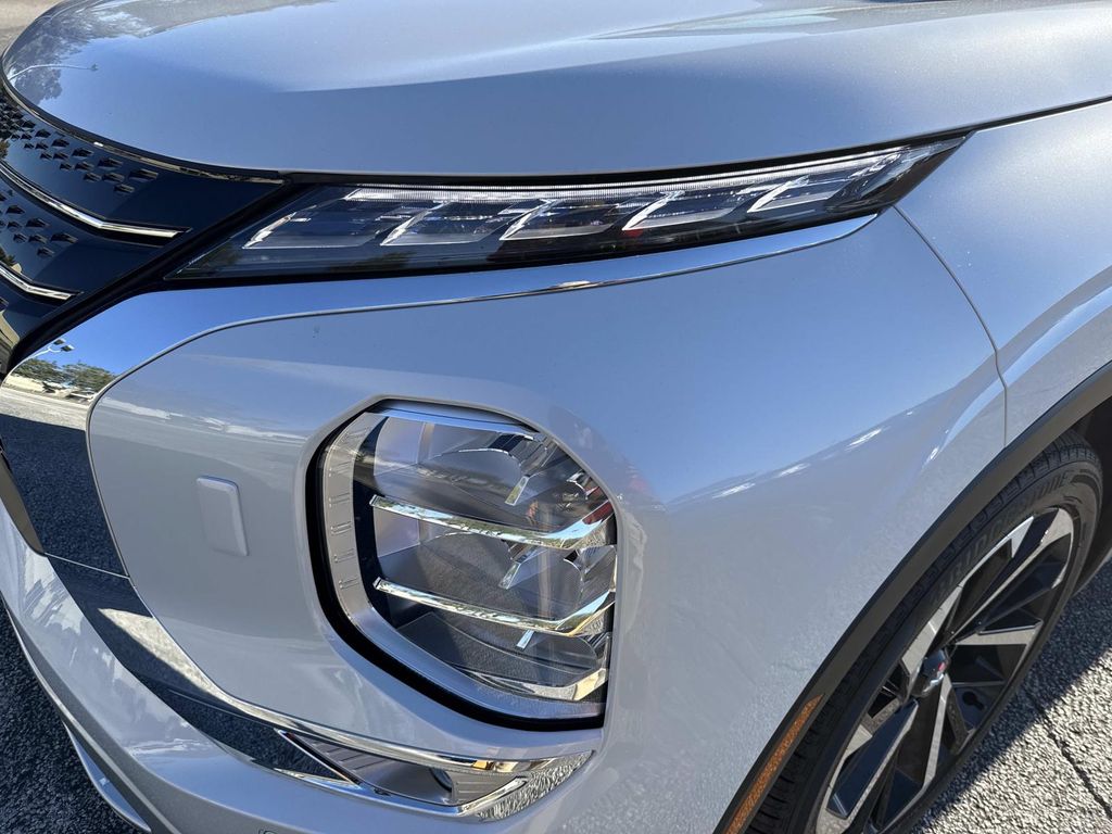 2025 Mitsubishi Outlander Plug-in Hybrid SE - Photo 9