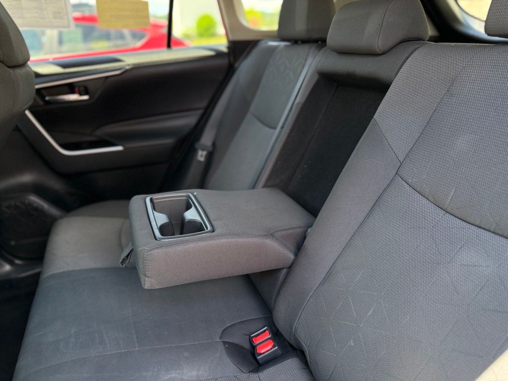 2024 Toyota RAV4 XLE - Photo 17