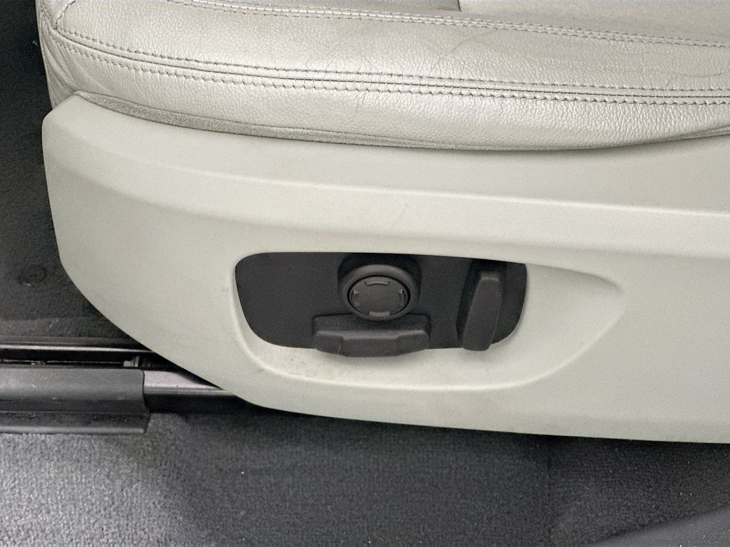 Used 2018 Black Land Rover SE image 22