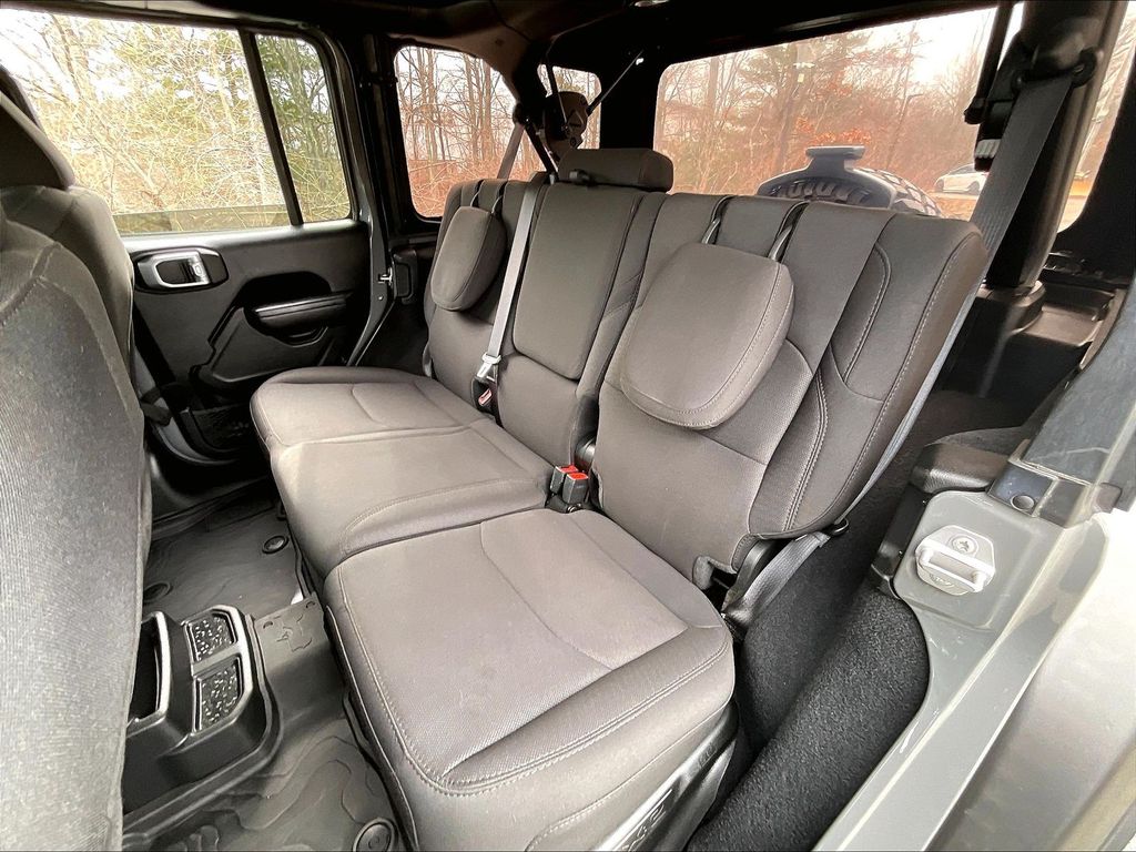 2023 Jeep Wrangler — photo 15