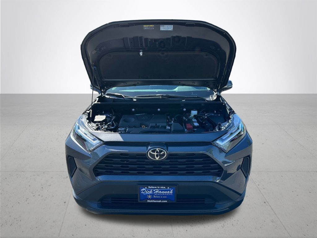 2025 Toyota RAV4 XLE photo 4