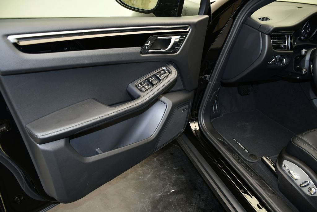 Thumbnail: 2026 Porsche Macan - 4