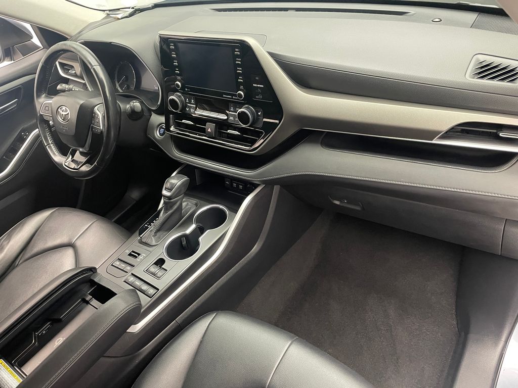 Thumbnail: 2020 Toyota Highlander - 16