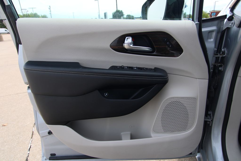 Used 2023 Chrysler Pacifica Hybrid Van