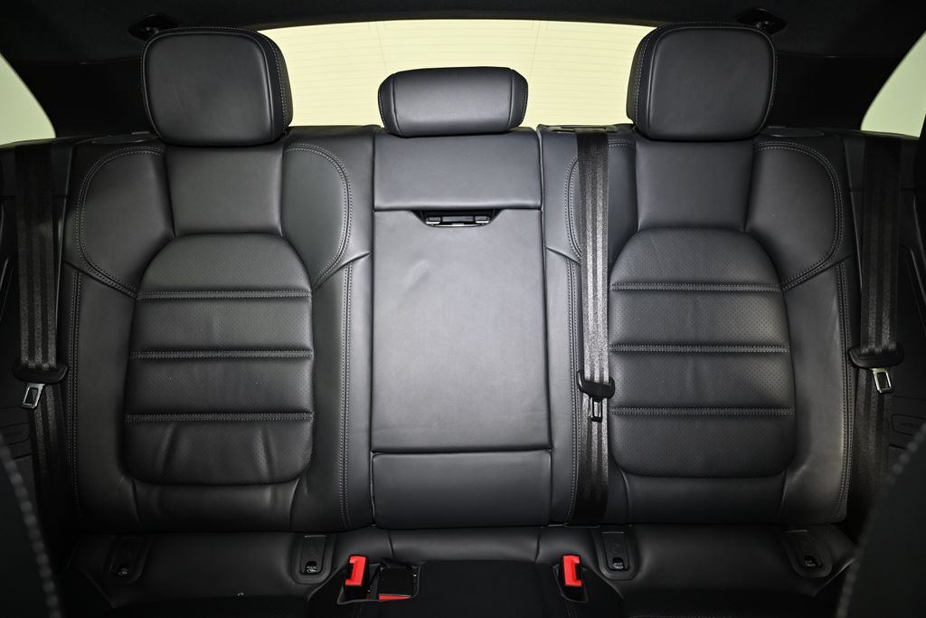 Thumbnail: 2024 Porsche Macan - 25