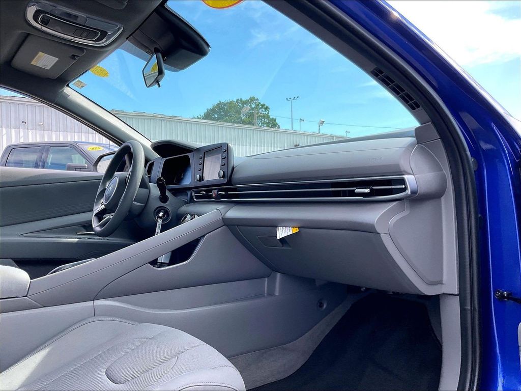 2025 Hyundai Elantra — photo 14