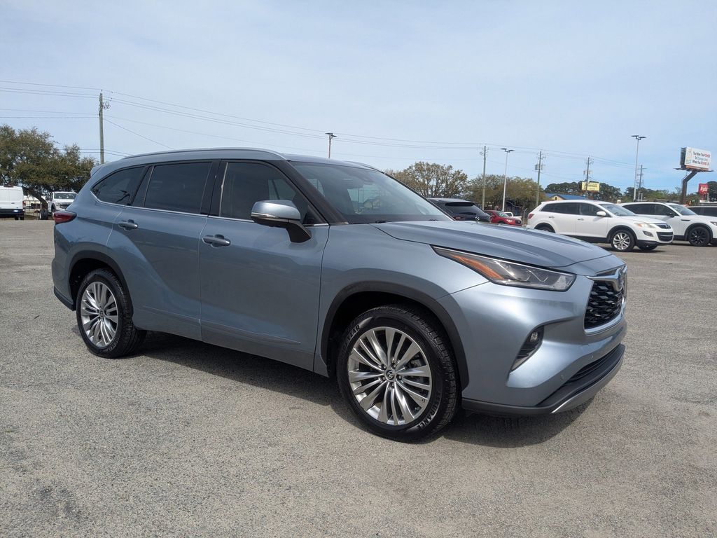 2023 Toyota Highlander Hybrid Platinum