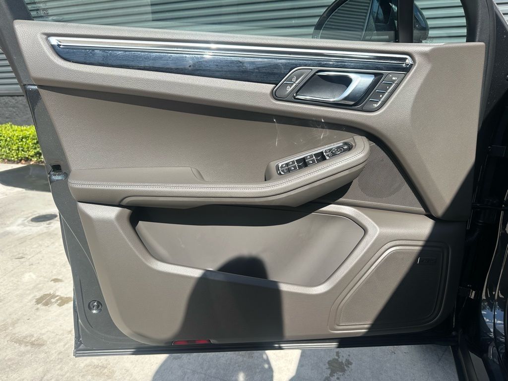 Thumbnail: 2026 Porsche Macan - 19