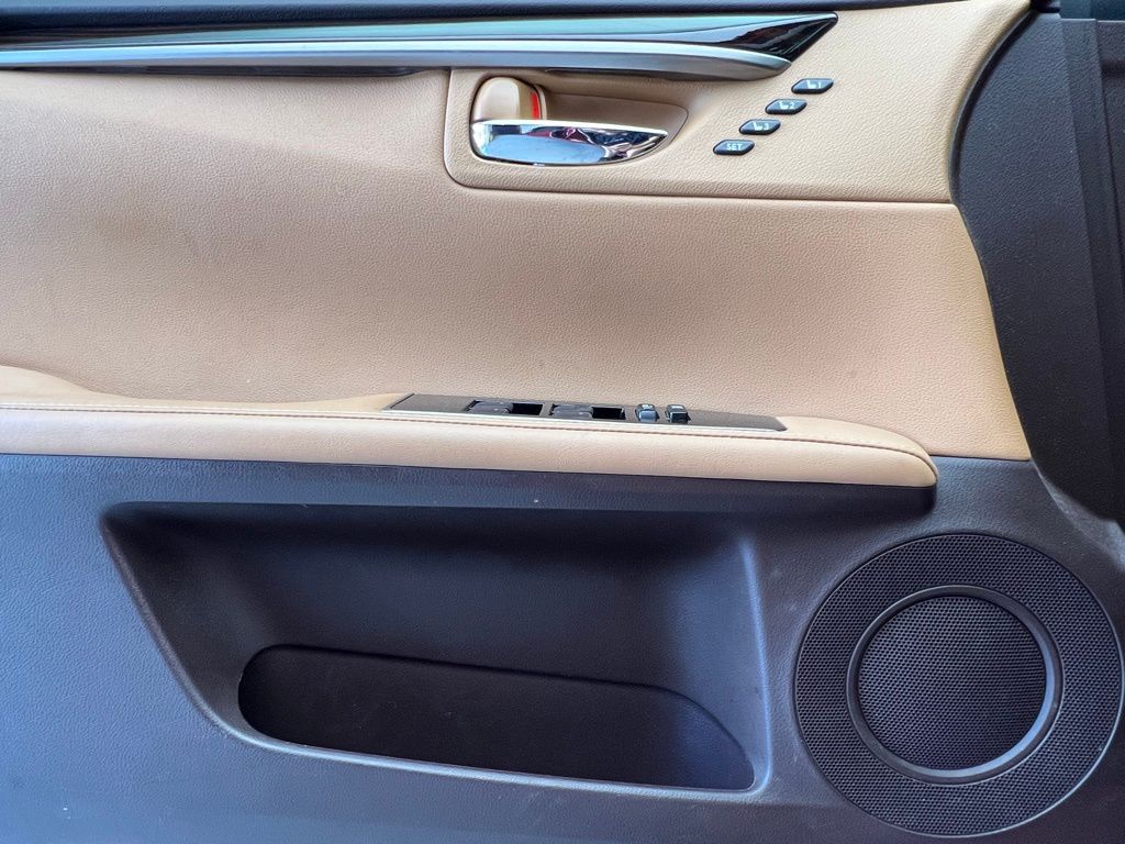 Thumbnail: 2017 Lexus ES - 19