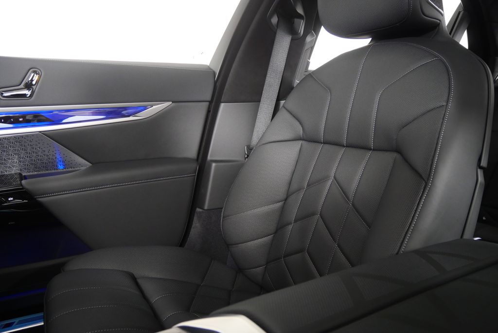Thumbnail: 2026 BMW 7 Series - 26
