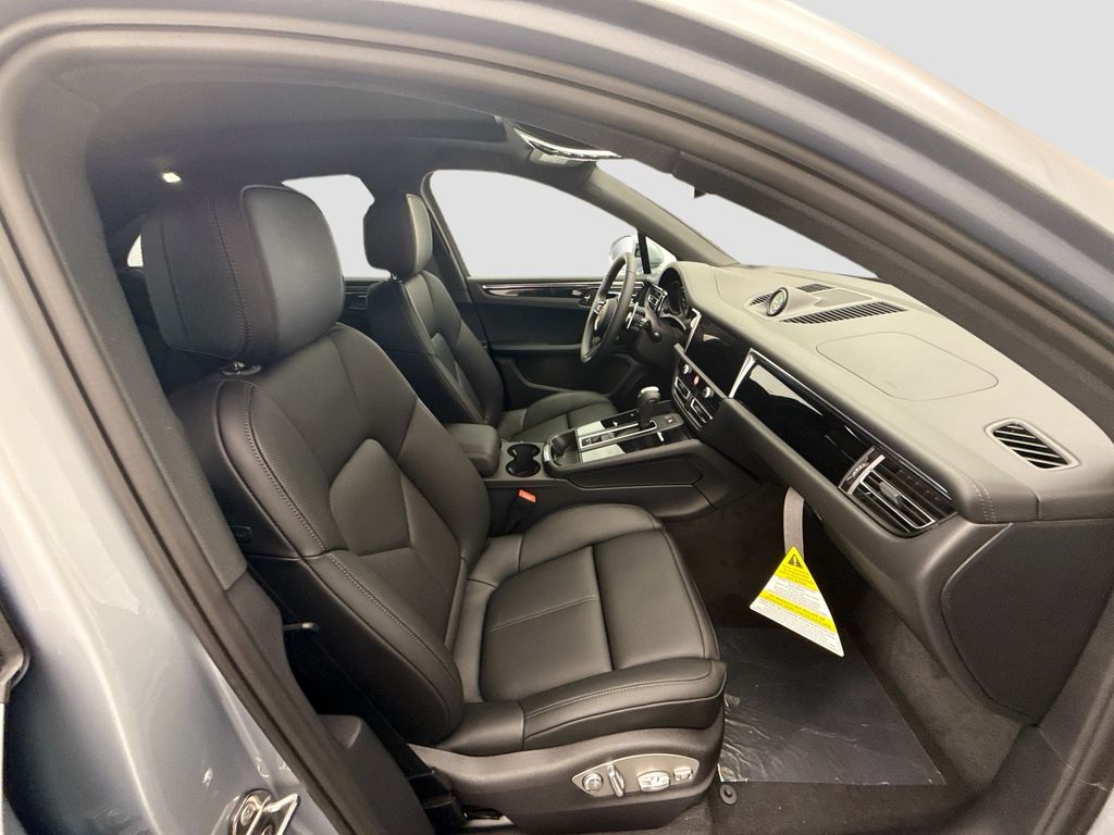 Thumbnail: 2026 Porsche Macan - 22