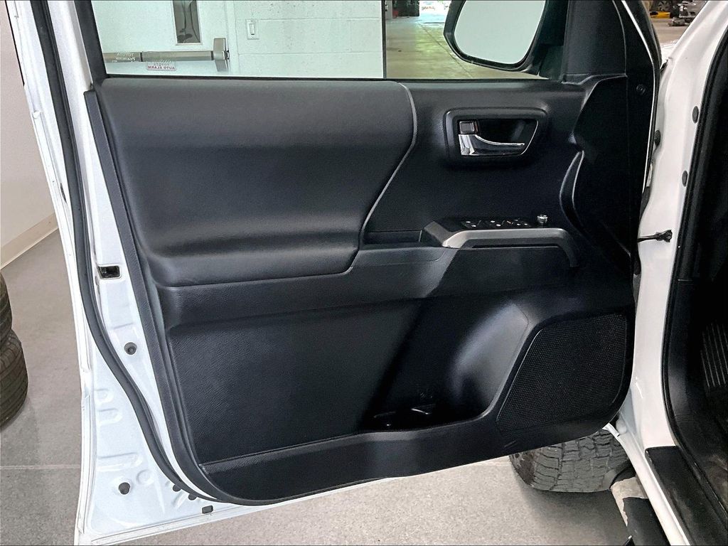 2017 Toyota Tacoma — photo 9