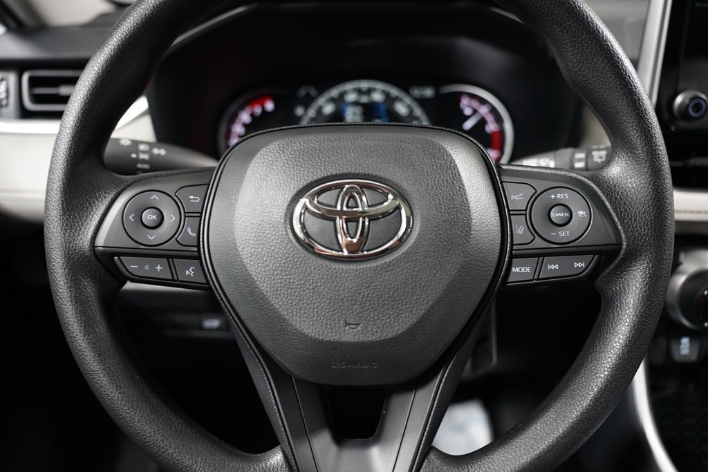 2025 Toyota RAV4 XLE 12
