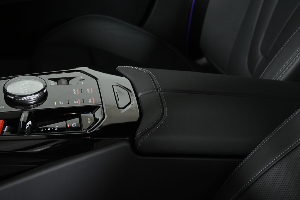 Thumbnail: 2026 BMW M5 - 25